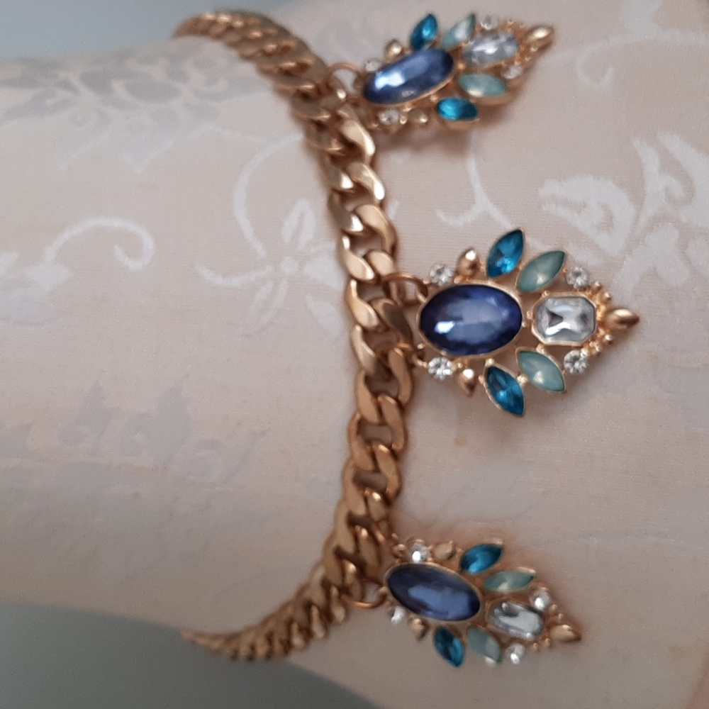 Reversible jewelled necklace Gold tone.